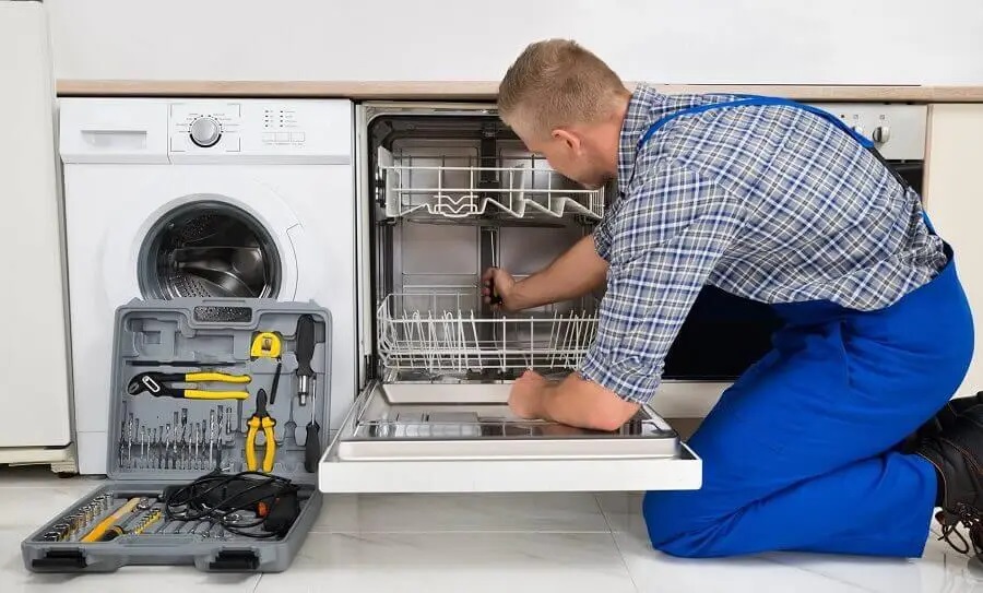 Köşk Hotpoint servisi teknisyen ekibi beyaz eşya tamiri yaparken
